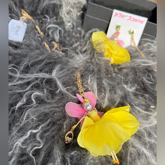 Betsey Johnson Fairy Bunny Daffodil Crystal necklace - Picture 2 of 10